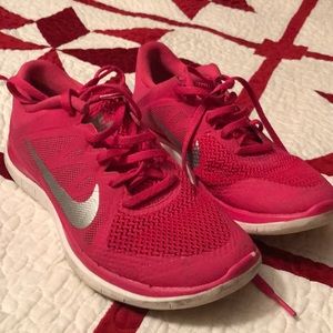Pink nike shoes 💗